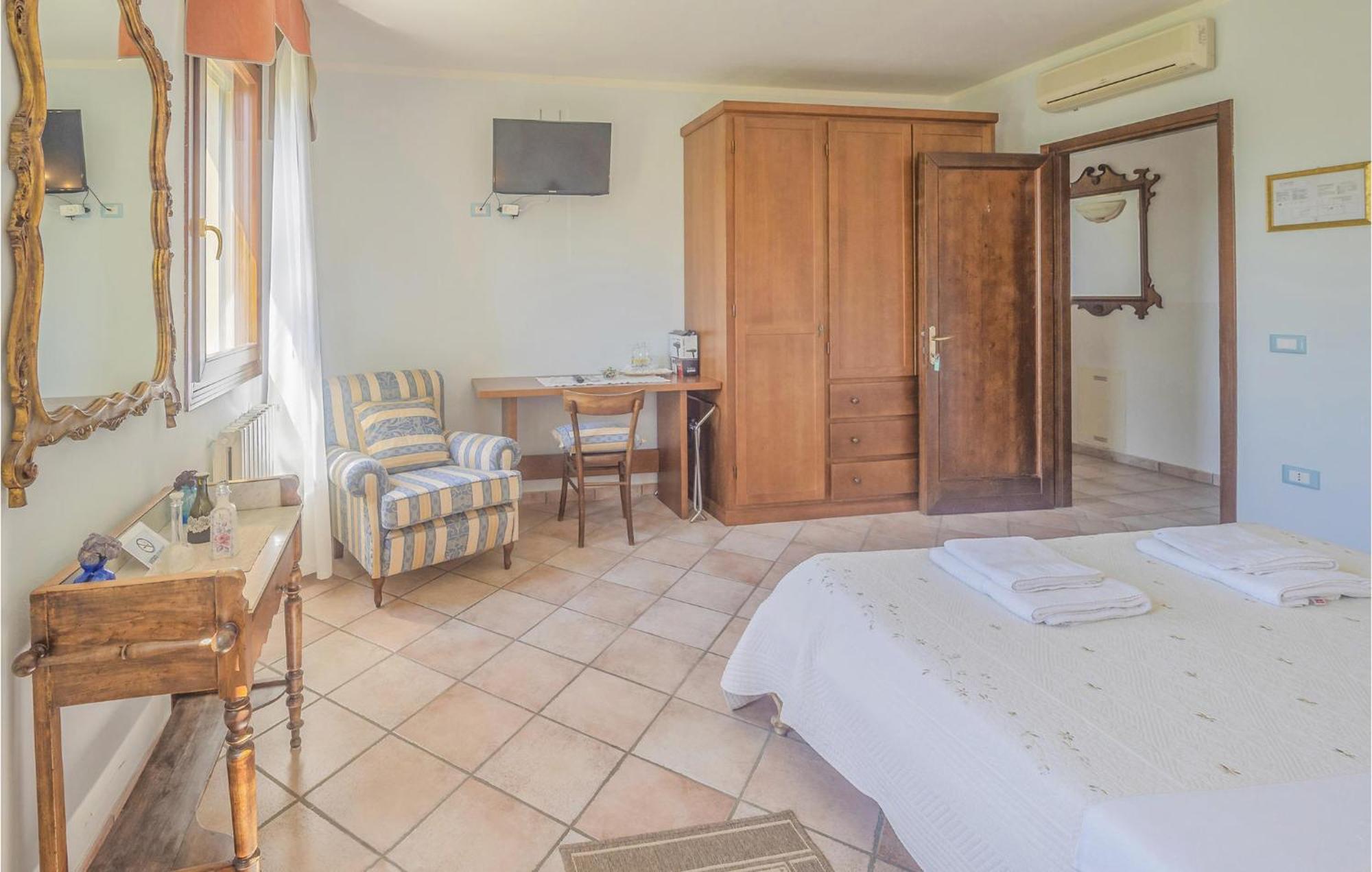 Awesome Home In Ariano Nel Polesine With Kitchen San Basilio Quarto foto