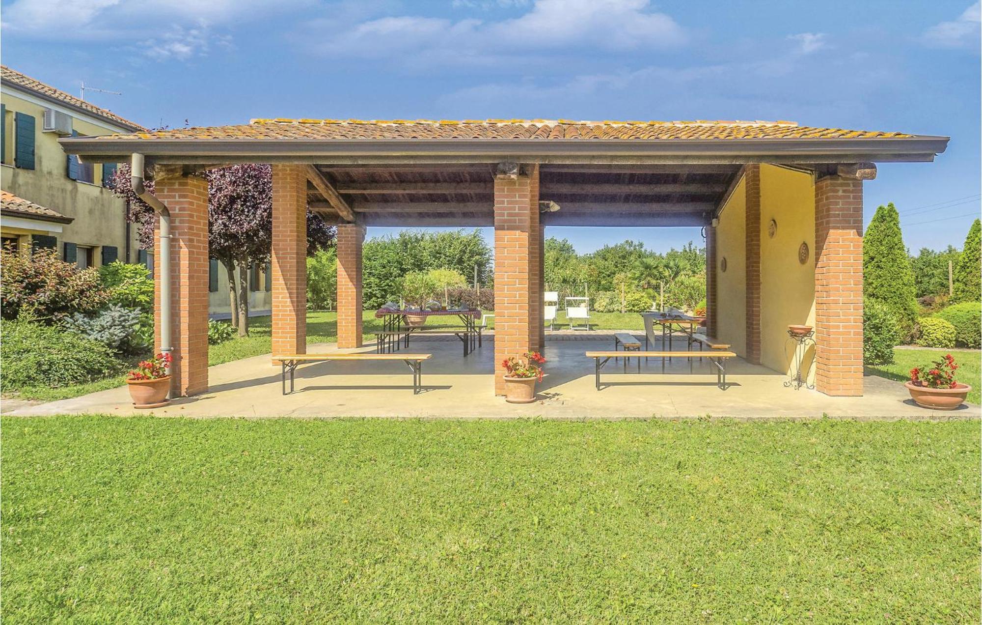 Awesome Home In Ariano Nel Polesine With Kitchen San Basilio Quarto foto